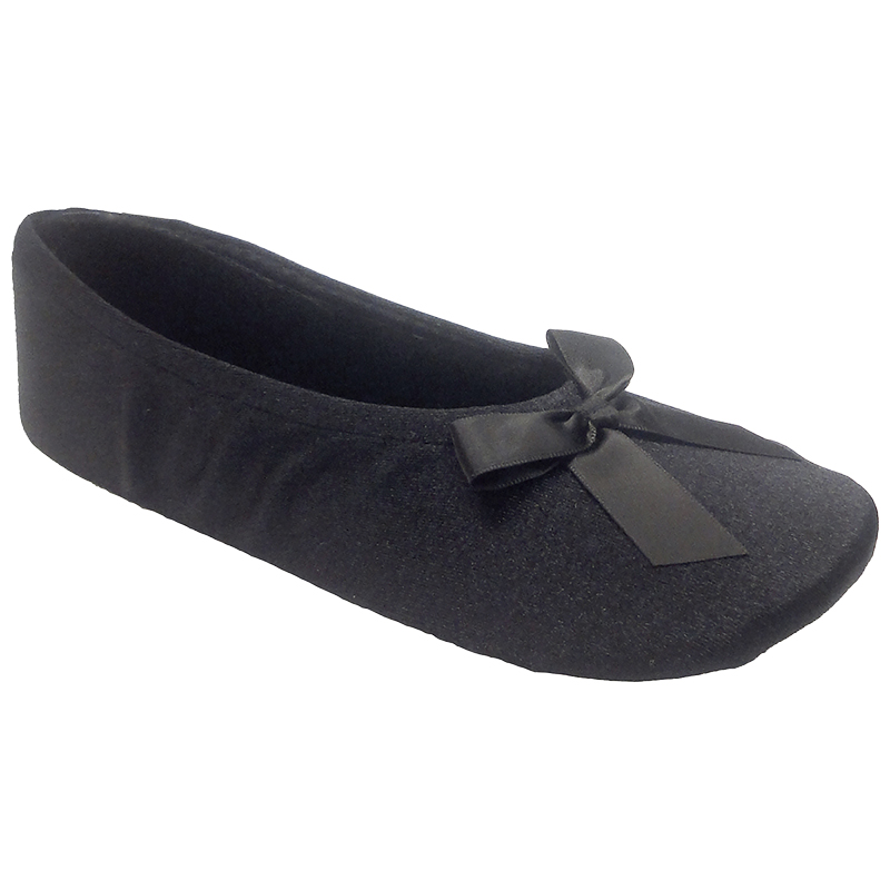 black flat slippers